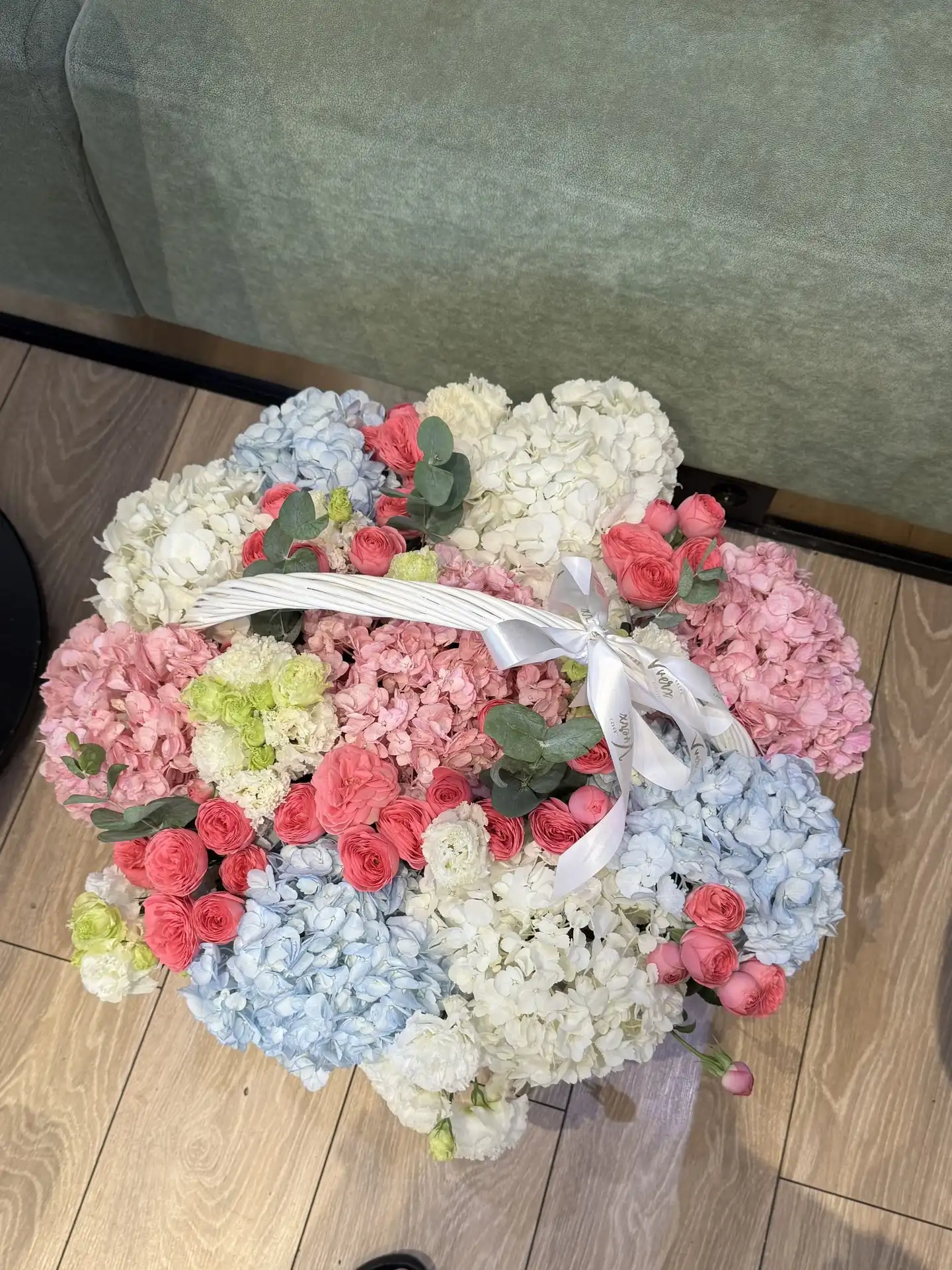 Букет в фирменной упаковке Vverx Flowers