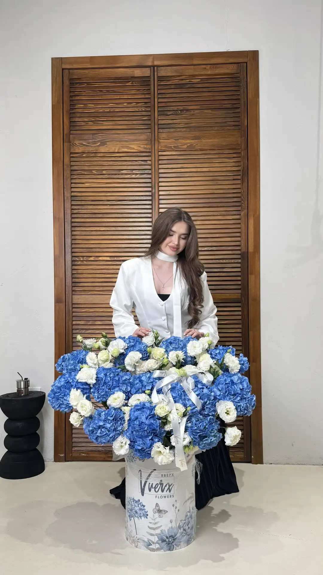 Композиция из сезонных цветов Vverx Flowers