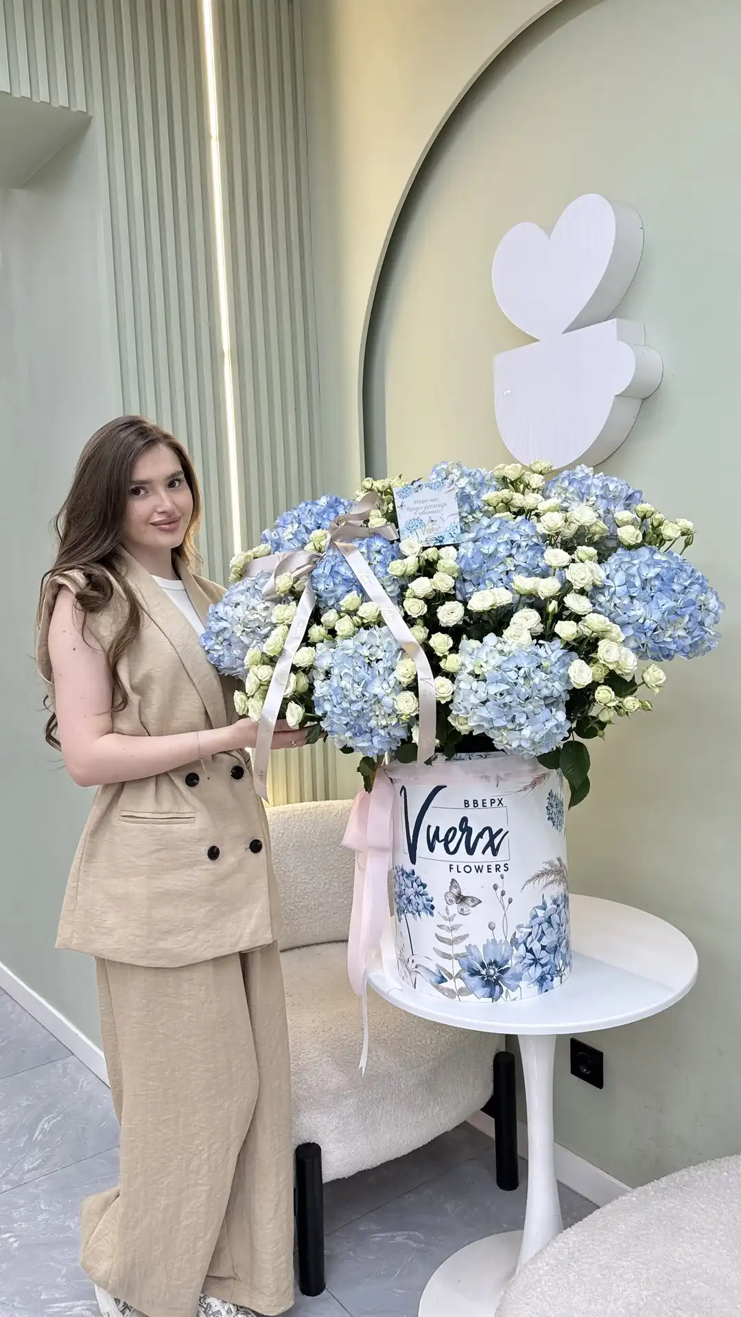 Букет в фирменной упаковке Vverx Flowers