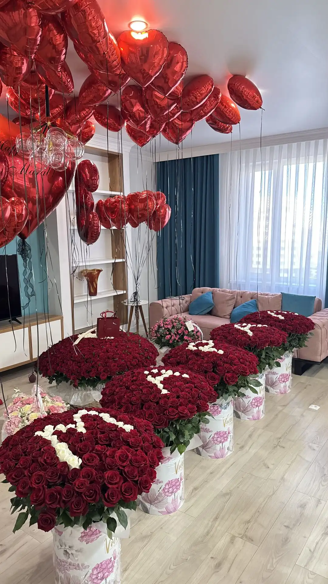 Цветочная работа Vverx Flowers — доставка по Казахстану