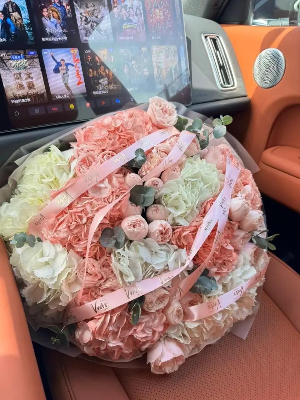 Букет в фирменной упаковке Vverx Flowers