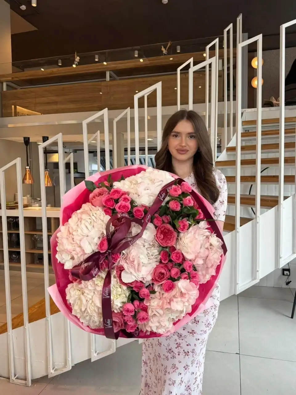 Цветочная работа Vverx Flowers — доставка по Казахстану