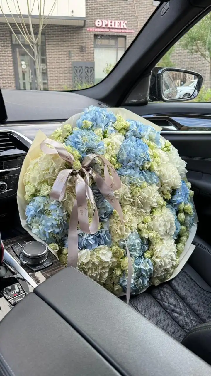 Авторский букет от флористов Vverx Flowers