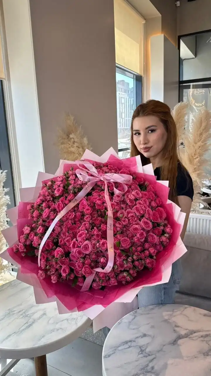 Букет в фирменной упаковке Vverx Flowers