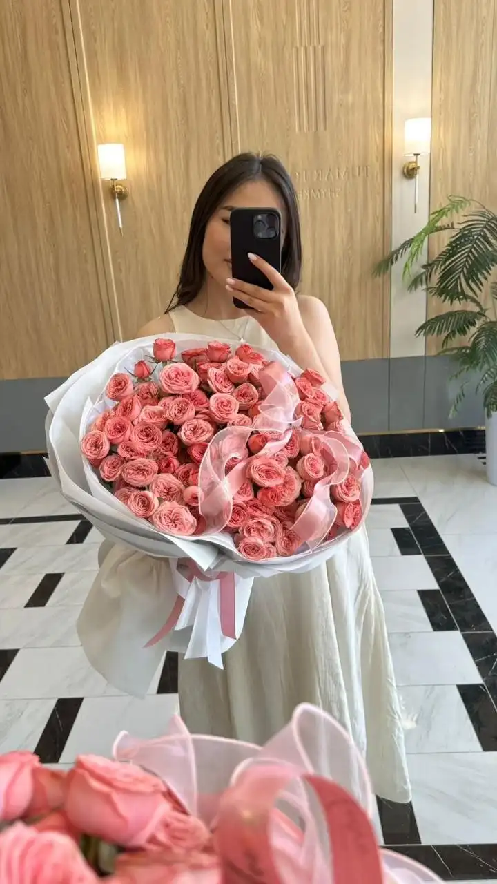 Цветочная работа Vverx Flowers — доставка по Казахстану