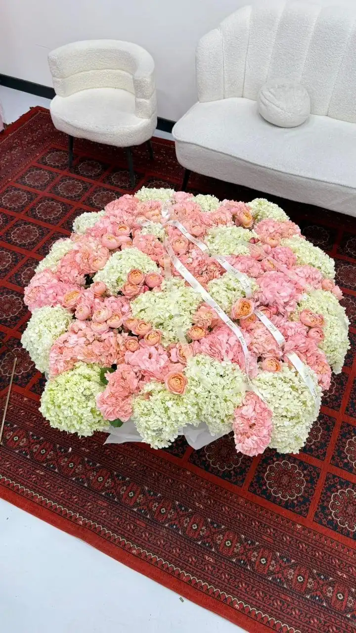 Композиция из сезонных цветов Vverx Flowers