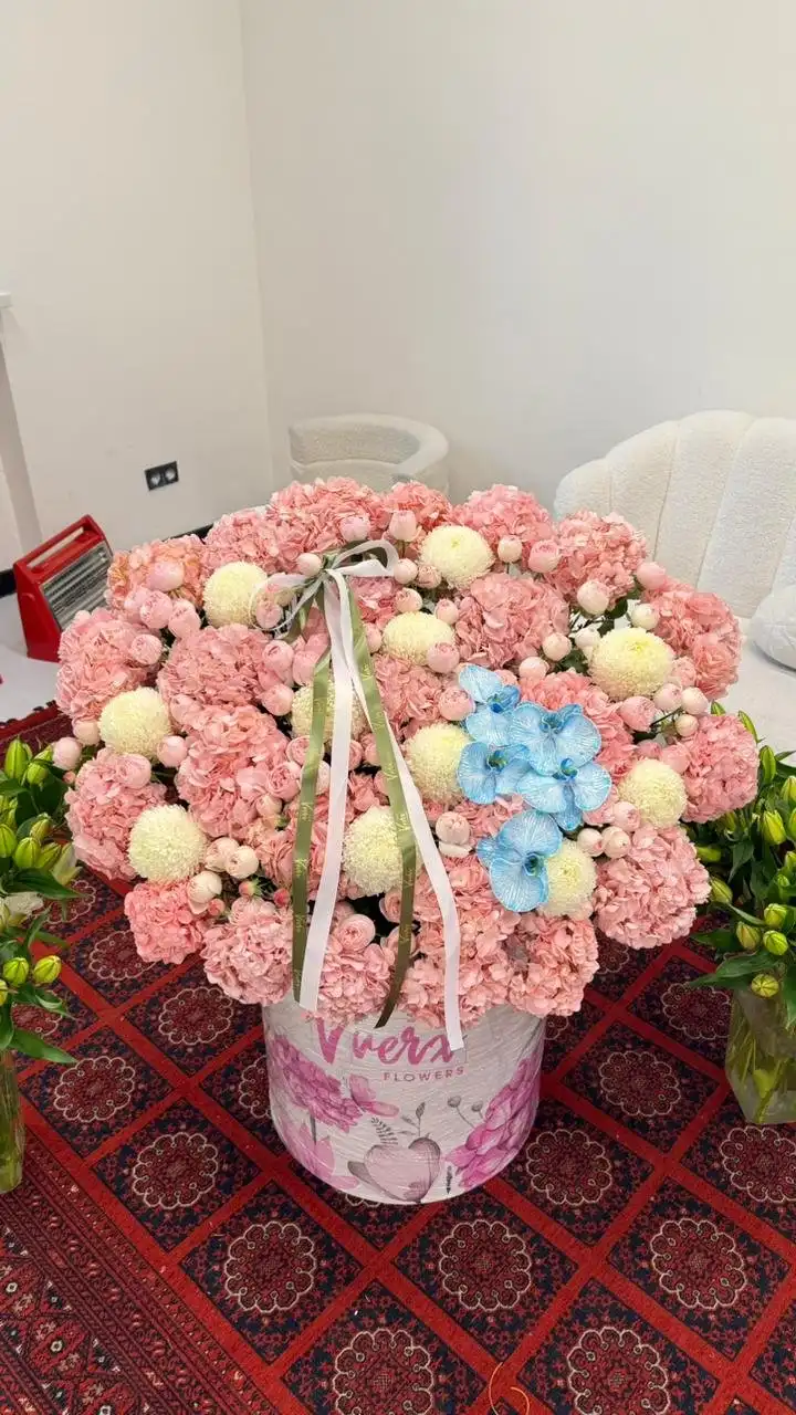 Флористическая композиция Vverx Flowers